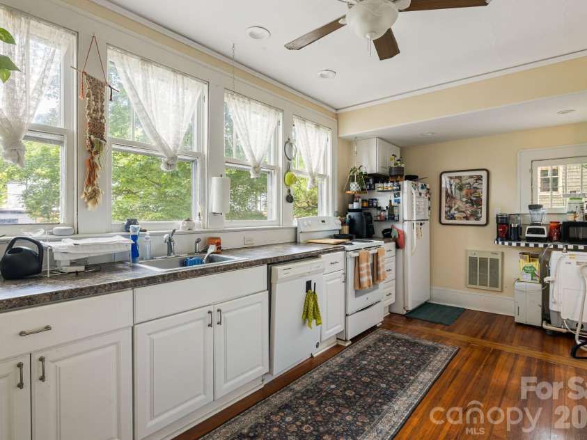 295 Chestnut Street, Asheville, NC 28801.  MLS# CAR4427544, YatesRealty ID 52421. 