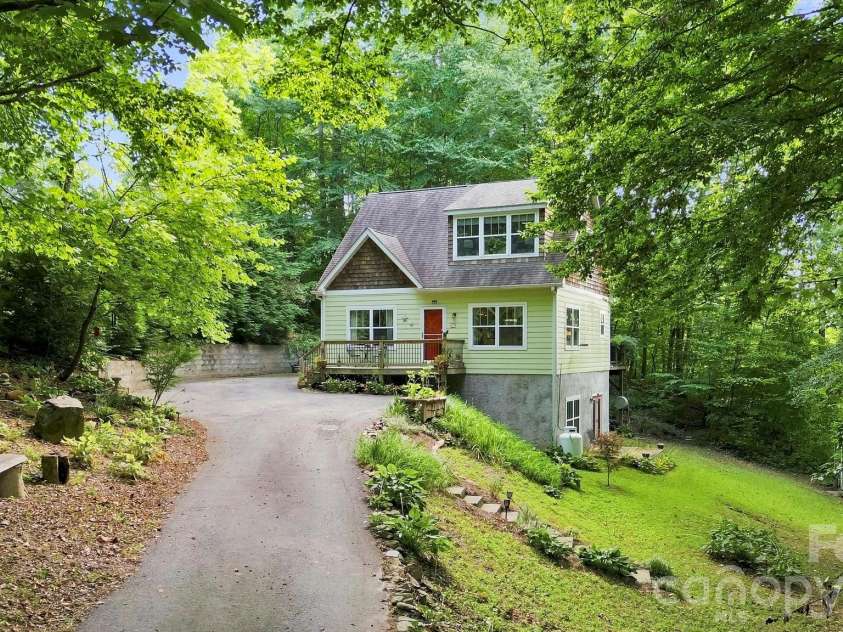 11 Old Patton Hill Road, Swannanoa, NC 28778.  MLS# CAR4426946, YatesRealty ID 52425. 
