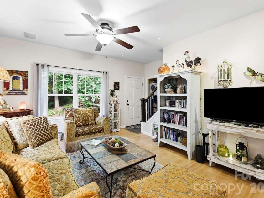 11 Old Patton Hill Road, Swannanoa, NC 28778.  MLS# CAR4426946, YatesRealty ID 52425. 
