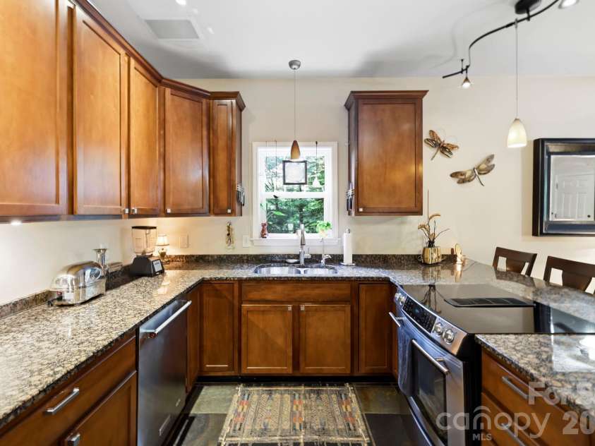 11 Old Patton Hill Road, Swannanoa, NC 28778.  MLS# CAR4426946, YatesRealty ID 52425. 
