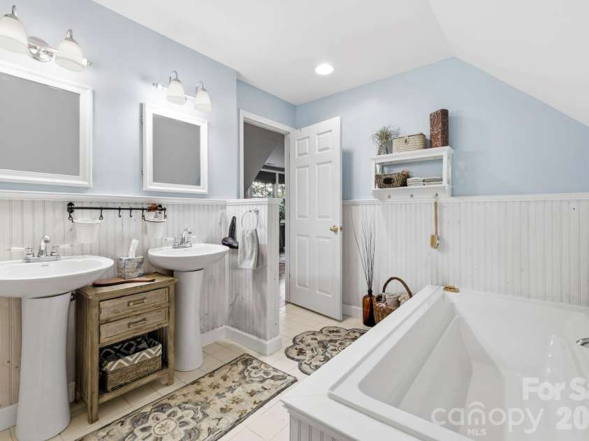 11 Old Patton Hill Road, Swannanoa, NC 28778.  MLS# CAR4426946, YatesRealty ID 52425. Primary bathroom