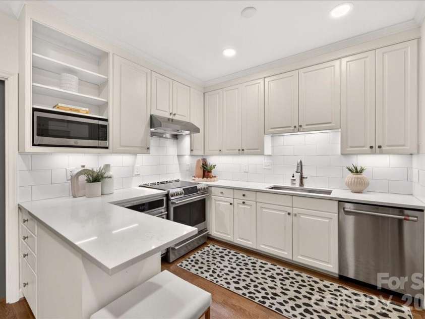 906 Cherokee Road, Charlotte, NC 28207.  MLS# CAR4426754, YatesRealty ID 52426. 