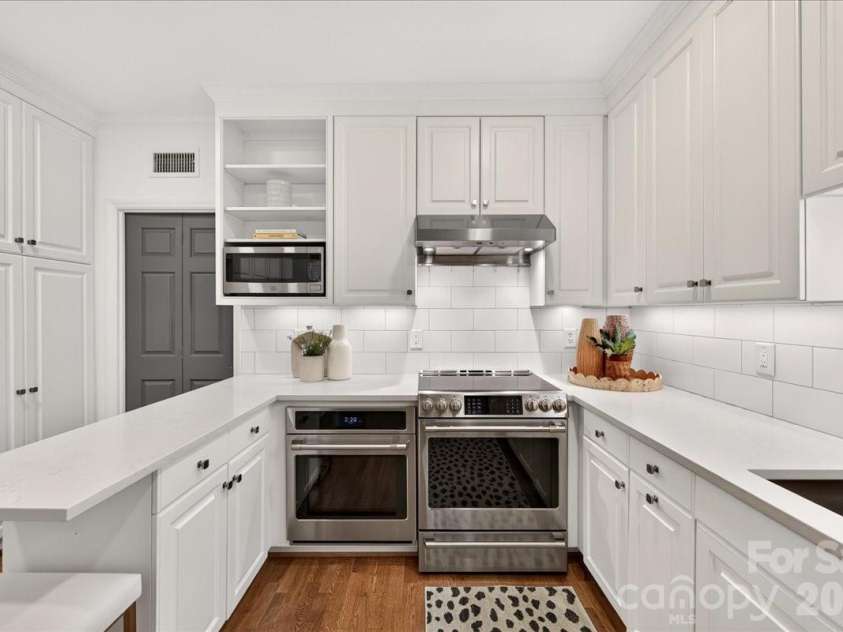 906 Cherokee Road, Charlotte, NC 28207.  MLS# CAR4426754, YatesRealty ID 52426. 