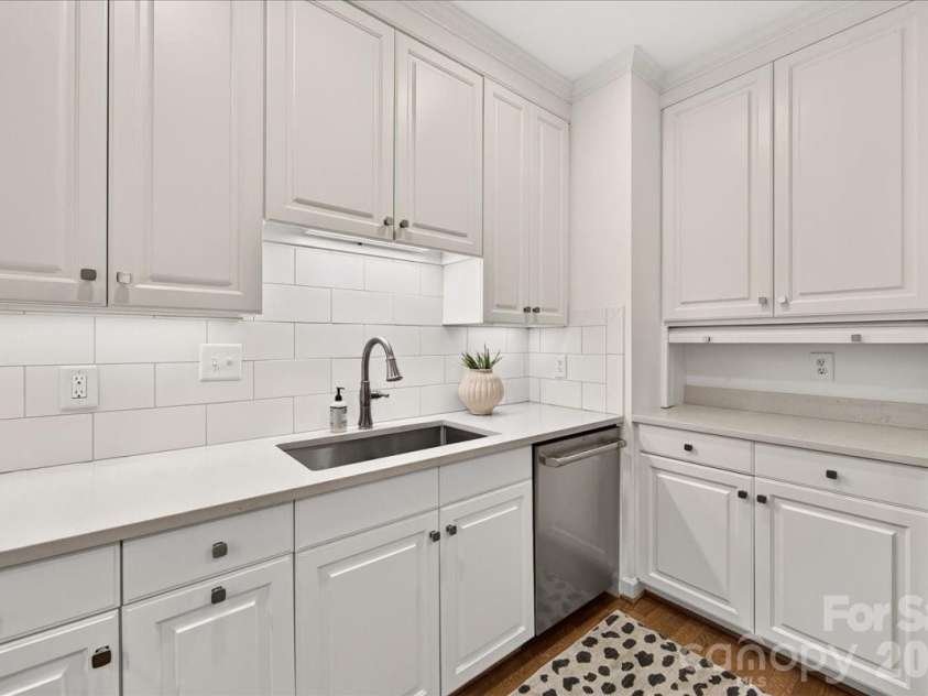 906 Cherokee Road, Charlotte, NC 28207.  MLS# CAR4426754, YatesRealty ID 52426. 