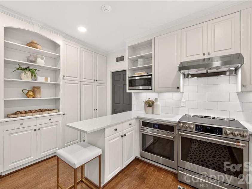 906 Cherokee Road, Charlotte, NC 28207.  MLS# CAR4426754, YatesRealty ID 52426. 