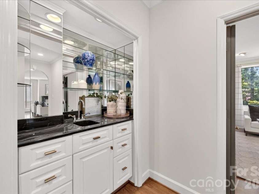 906 Cherokee Road, Charlotte, NC 28207.  MLS# CAR4426754, YatesRealty ID 52426. 