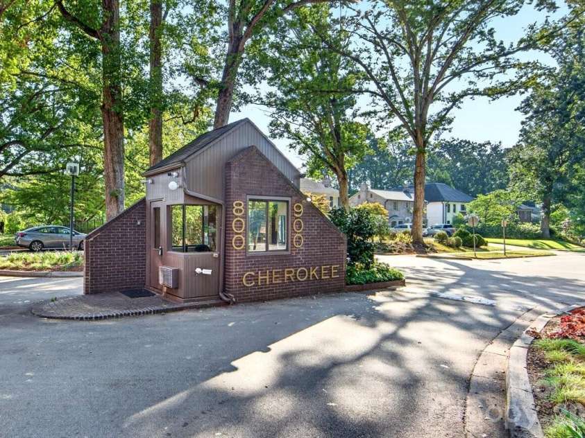 906 Cherokee Road, Charlotte, NC 28207.  MLS# CAR4426754, YatesRealty ID 52426. 