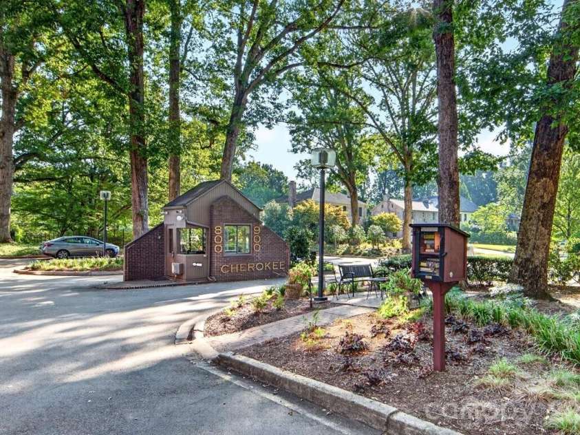 906 Cherokee Road, Charlotte, NC 28207.  MLS# CAR4426754, YatesRealty ID 52426. 