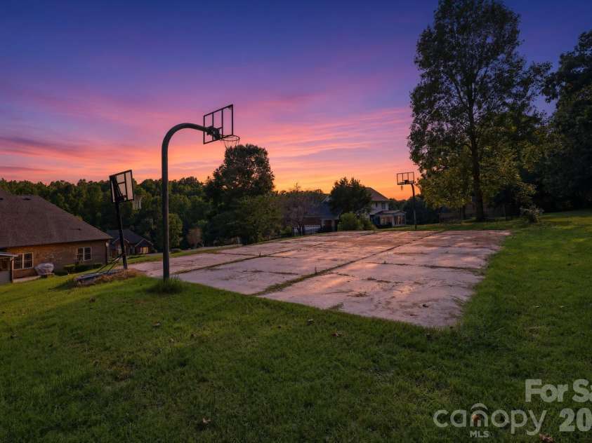 1163 Willow Creek Drive, Newton, NC 28658.  MLS# CAR4427436, YatesRealty ID 52432. 