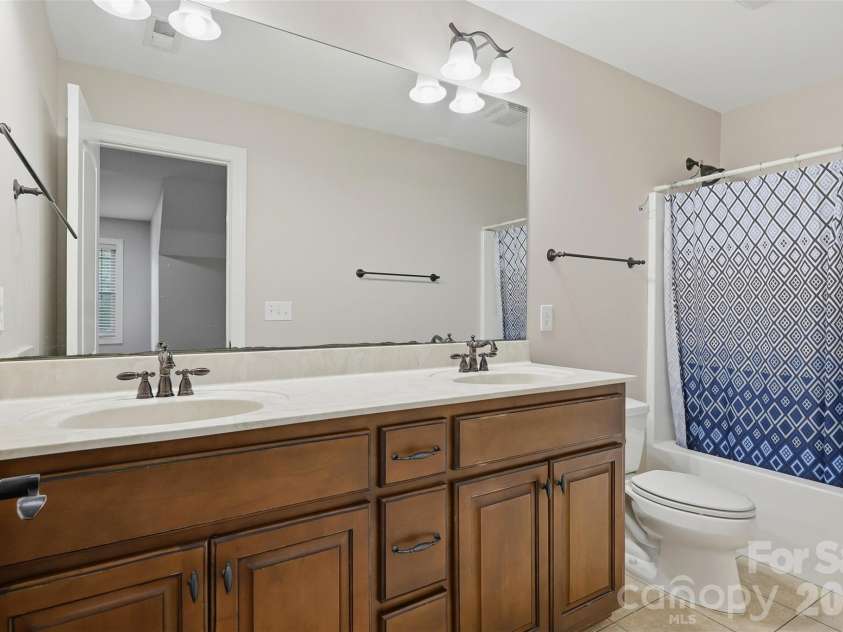 1163 Willow Creek Drive, Newton, NC 28658.  MLS# CAR4427436, YatesRealty ID 52432. Upstairs full bathroom