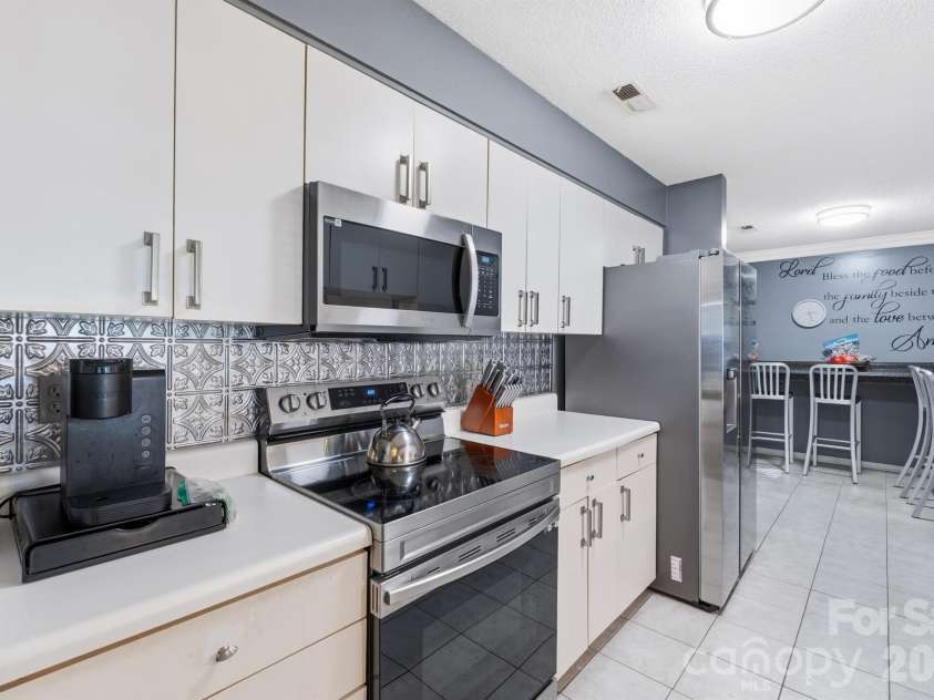 6833 Shiloh Ridge Lane, Charlotte, NC 28212.  MLS# CAR4426725, YatesRealty ID 52433. 