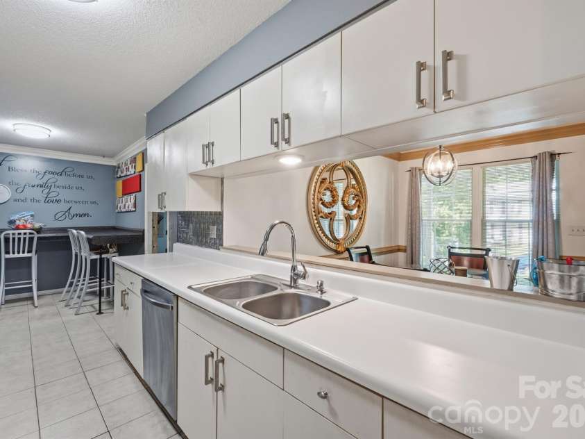 6833 Shiloh Ridge Lane, Charlotte, NC 28212.  MLS# CAR4426725, YatesRealty ID 52433. Kitchen