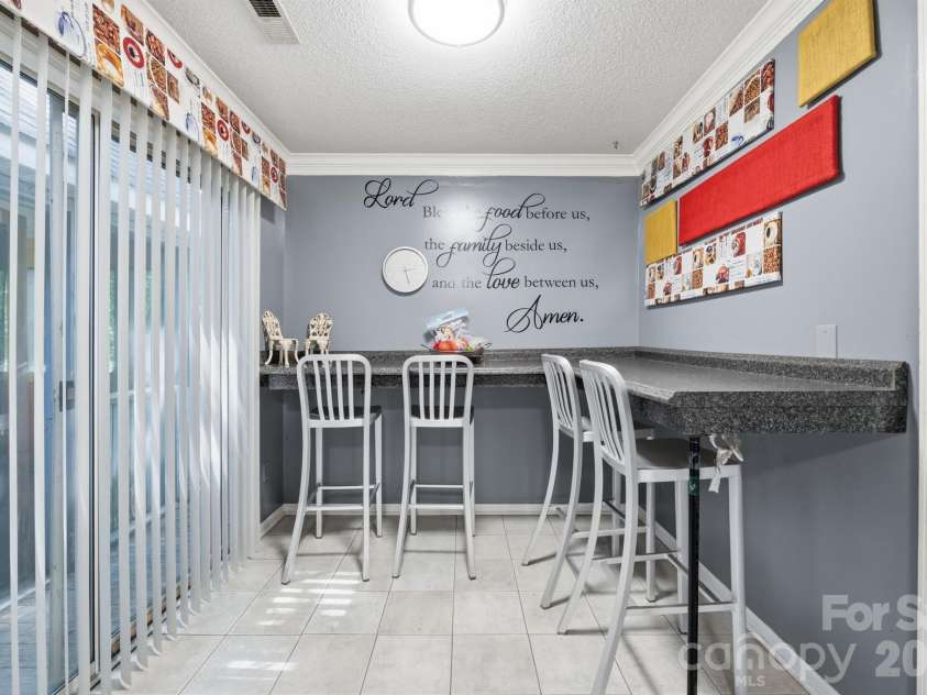 6833 Shiloh Ridge Lane, Charlotte, NC 28212.  MLS# CAR4426725, YatesRealty ID 52433. Kitchen Bar AreaC