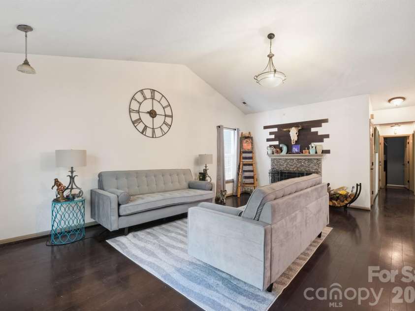 6833 Shiloh Ridge Lane, Charlotte, NC 28212.  MLS# CAR4426725, YatesRealty ID 52433. Living Room