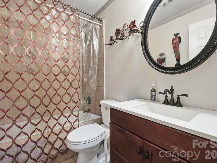 6833 Shiloh Ridge Lane, Charlotte, NC 28212.  MLS# CAR4426725, YatesRealty ID 52433. Primary Bathroom