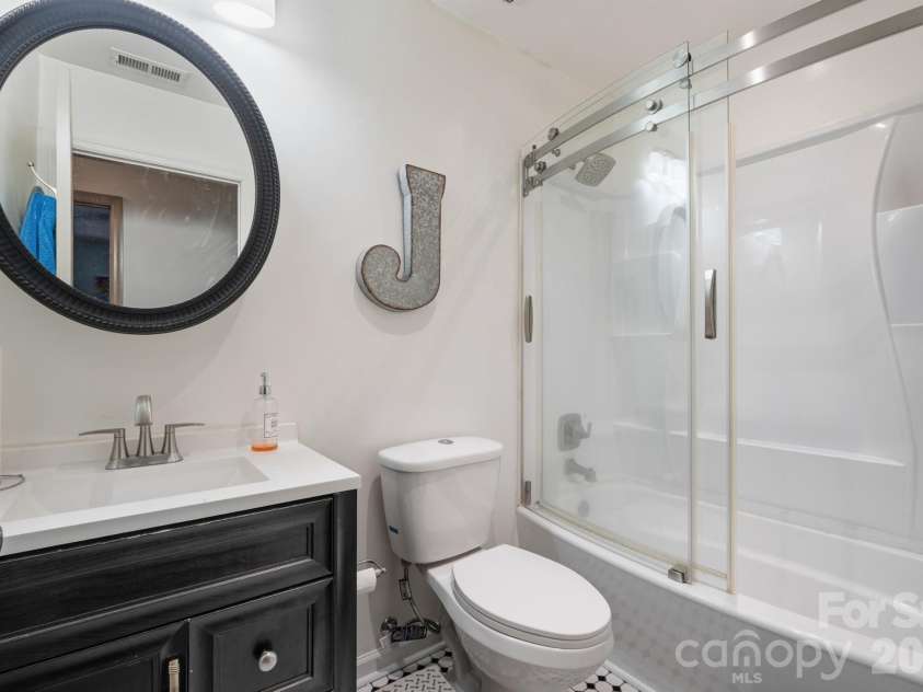 6833 Shiloh Ridge Lane, Charlotte, NC 28212.  MLS# CAR4426725, YatesRealty ID 52433. Secondary Bathroom