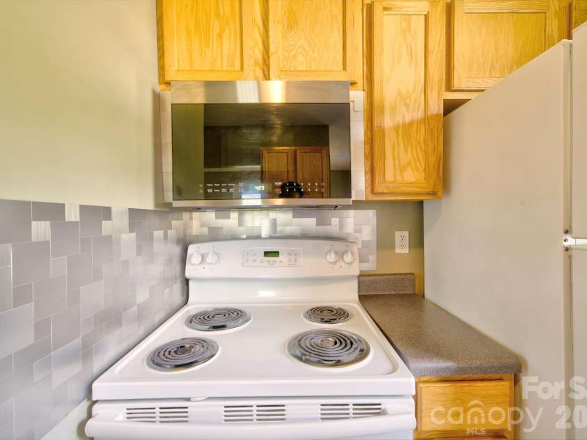 38 Country Lane, Franklin, NC 28734.  MLS# CAR4417927, YatesRealty ID 52434. Cooktop & Microwave