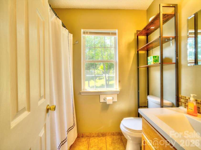 38 Country Lane, Franklin, NC 28734.  MLS# CAR4417927, YatesRealty ID 52434. Full Bathroom
