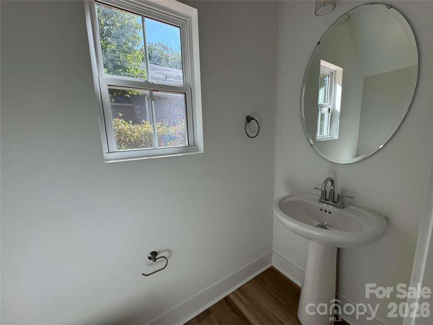 1000 Dale Avenue, Charlotte, NC 28216.  MLS# CAR4427575, YatesRealty ID 52435. 