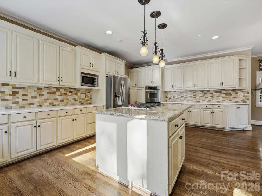 2035 Pinewood Circle, Charlotte, NC 28211.  MLS# CAR4418123, YatesRealty ID 52438. 