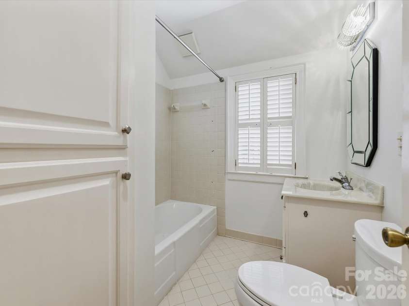 2035 Pinewood Circle, Charlotte, NC 28211.  MLS# CAR4418123, YatesRealty ID 52438. 