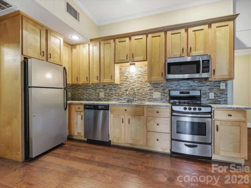 2035 Pinewood Circle, Charlotte, NC 28211.  MLS# CAR4418123, YatesRealty ID 52438. 