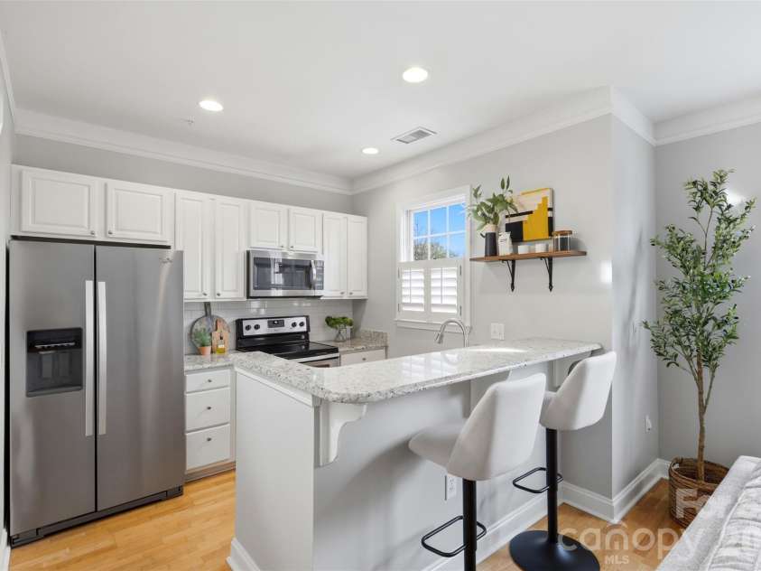 400 Clarice Avenue, Charlotte, NC 28204.  MLS# CAR4356647, YatesRealty ID 5244. The kitchen that actually makes you want to cook. Or at least pretend you're going to.