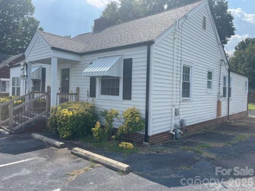 1670 Dale Earnhardt Boulevard, Kannapolis, NC 28083.  MLS# CAR4427144, YatesRealty ID 52443. House Right Front View