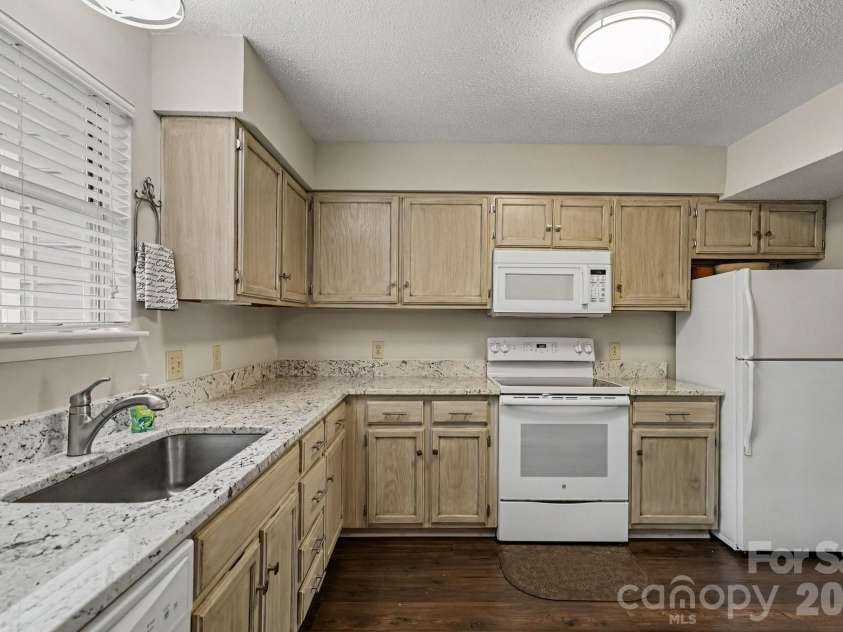 3272 Heathstead Place, Charlotte, NC 28210.  MLS# CAR4427398, YatesRealty ID 52444. 