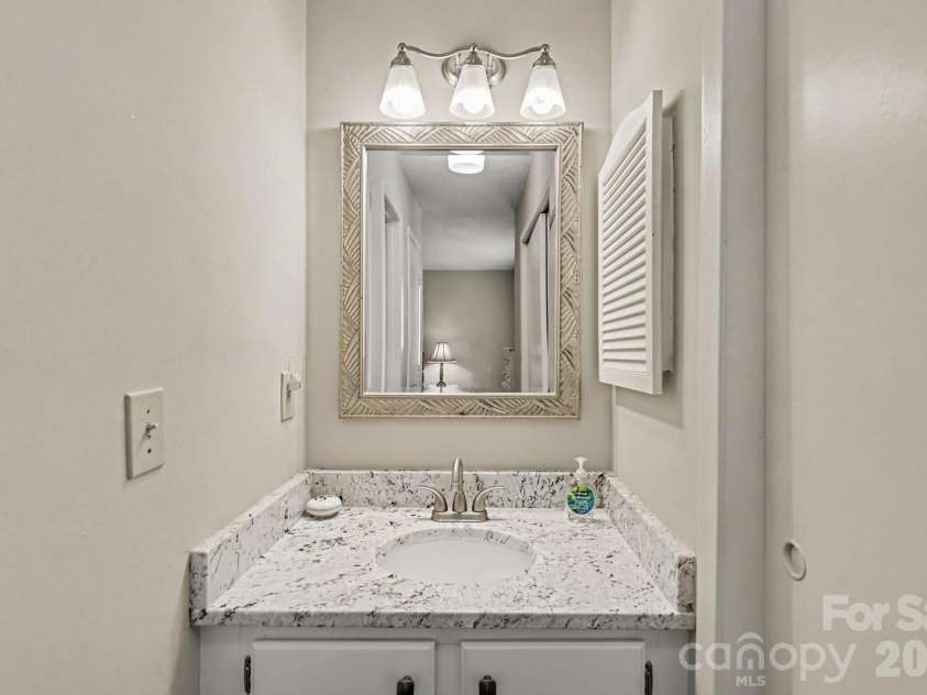 3272 Heathstead Place, Charlotte, NC 28210.  MLS# CAR4427398, YatesRealty ID 52444. 