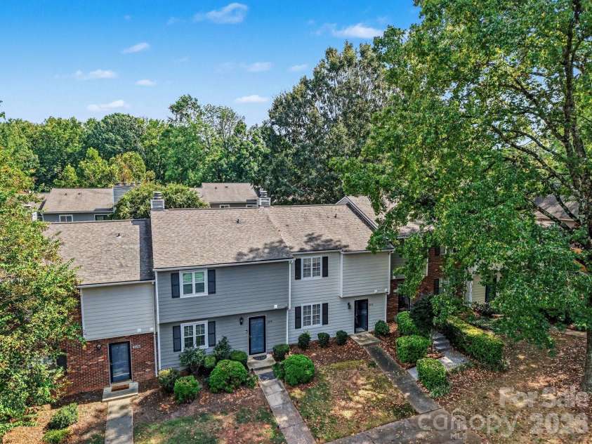 3272 Heathstead Place, Charlotte, NC 28210.  MLS# CAR4427398, YatesRealty ID 52444. 