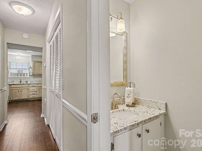 3272 Heathstead Place, Charlotte, NC 28210.  MLS# CAR4427398, YatesRealty ID 52444. DOWNSTAIRS HALF BATH