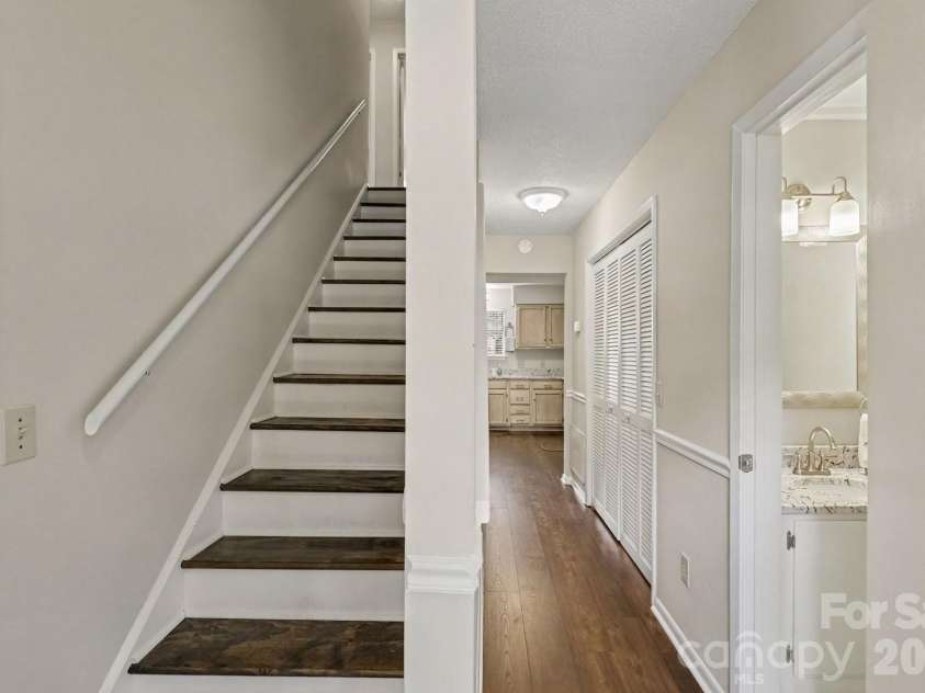 3272 Heathstead Place, Charlotte, NC 28210.  MLS# CAR4427398, YatesRealty ID 52444. ENTRANCE HALLWAY