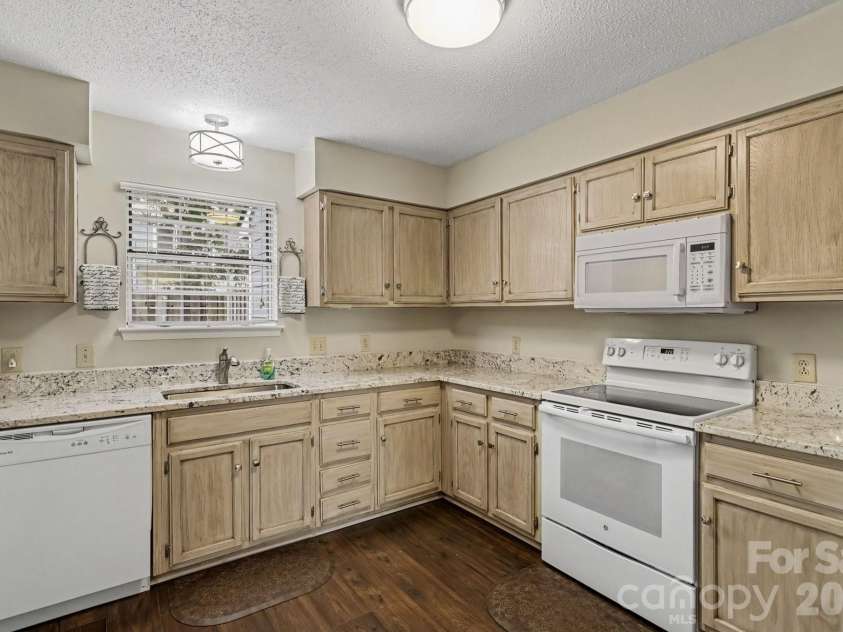 3272 Heathstead Place, Charlotte, NC 28210.  MLS# CAR4427398, YatesRealty ID 52444. KITCHEN