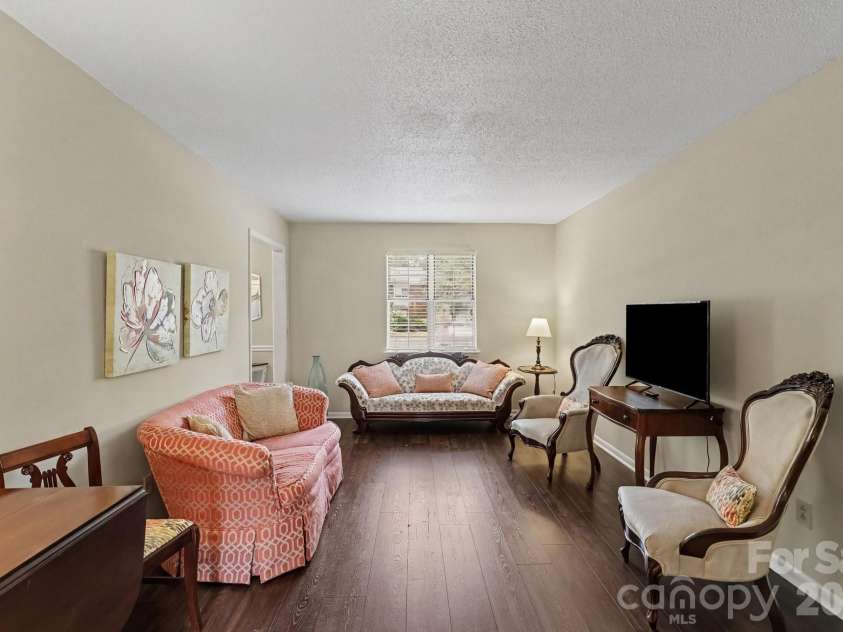 3272 Heathstead Place, Charlotte, NC 28210.  MLS# CAR4427398, YatesRealty ID 52444. LIVING ROOM