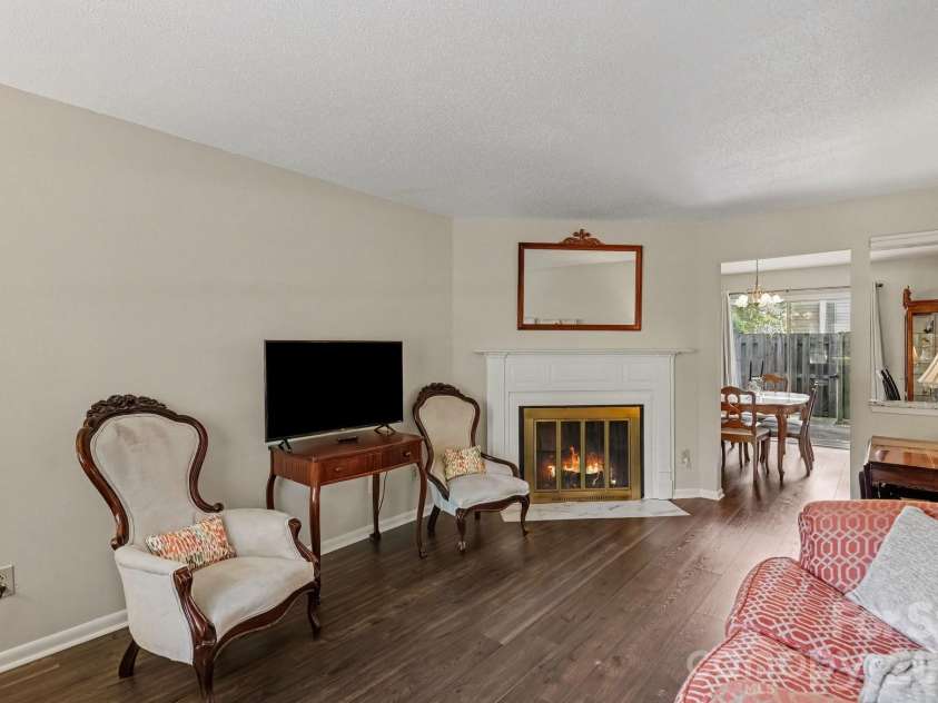 3272 Heathstead Place, Charlotte, NC 28210.  MLS# CAR4427398, YatesRealty ID 52444. LIVING ROOM
