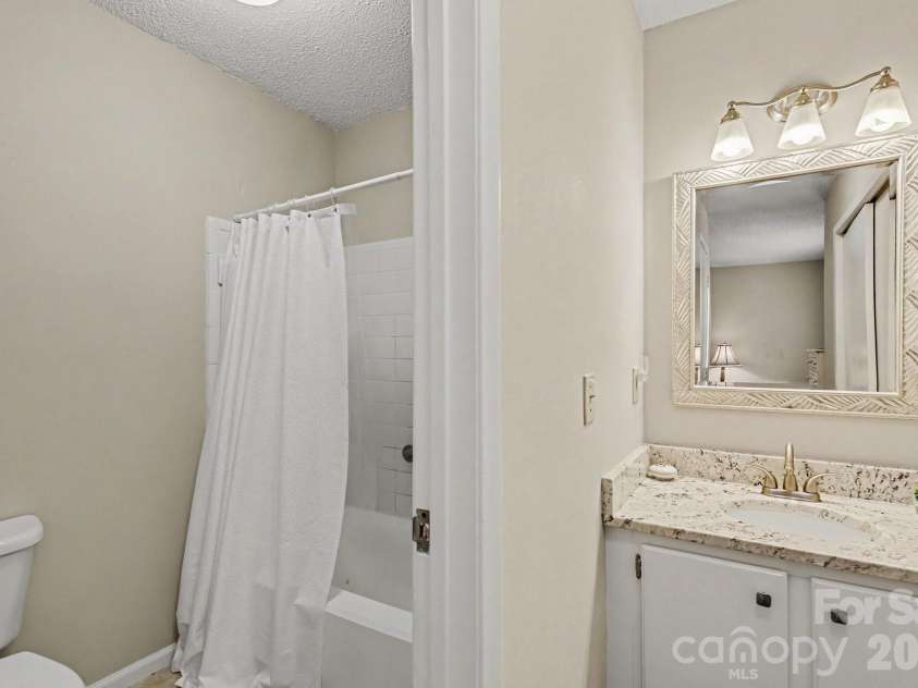 3272 Heathstead Place, Charlotte, NC 28210.  MLS# CAR4427398, YatesRealty ID 52444. PRIMARY BATHROOM