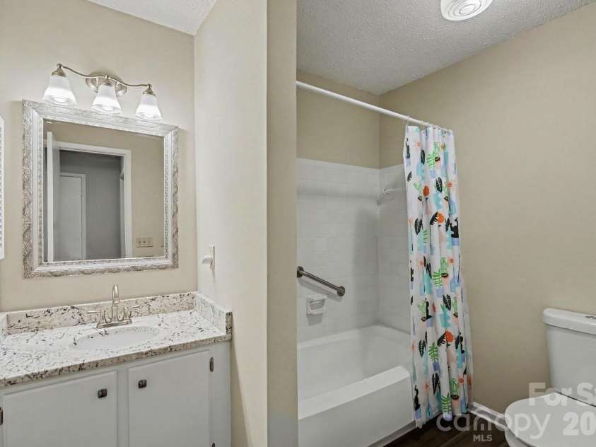 3272 Heathstead Place, Charlotte, NC 28210.  MLS# CAR4427398, YatesRealty ID 52444. UPSTAIRS GUEST BATH