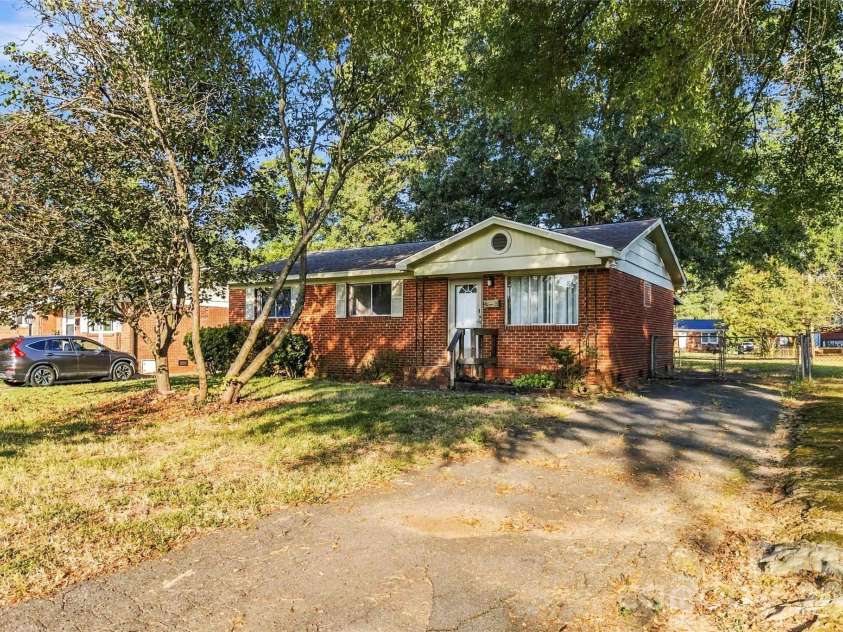 4629 Monmouth Drive, Charlotte, NC 28269.  MLS# CAR4427522, YatesRealty ID 52445. 