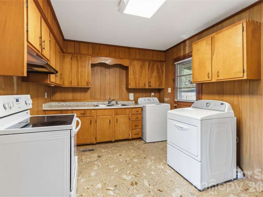 4629 Monmouth Drive, Charlotte, NC 28269.  MLS# CAR4427522, YatesRealty ID 52445. 