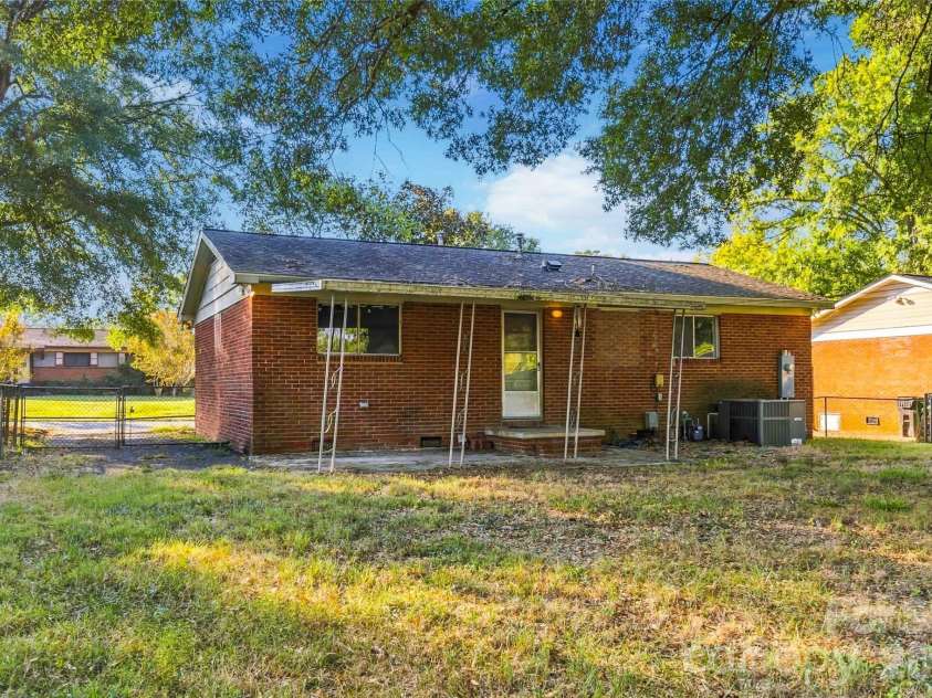 4629 Monmouth Drive, Charlotte, NC 28269.  MLS# CAR4427522, YatesRealty ID 52445. 