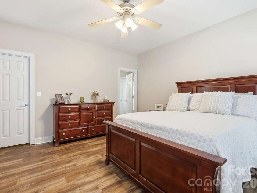 5881 Highway 557 Highway, Lake Wylie, SC 29710.  MLS# CAR4426749, YatesRealty ID 52449. 