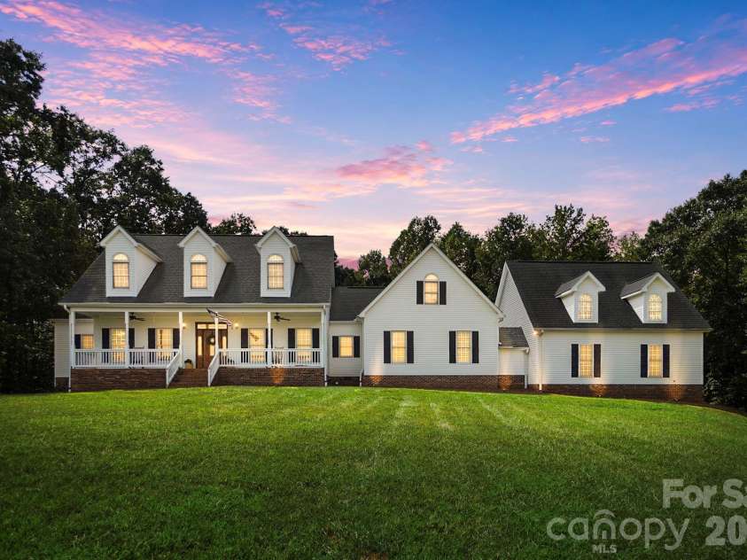 5881 Highway 557 Highway, Lake Wylie, SC 29710.  MLS# CAR4426749, YatesRealty ID 52449. Welcome home!