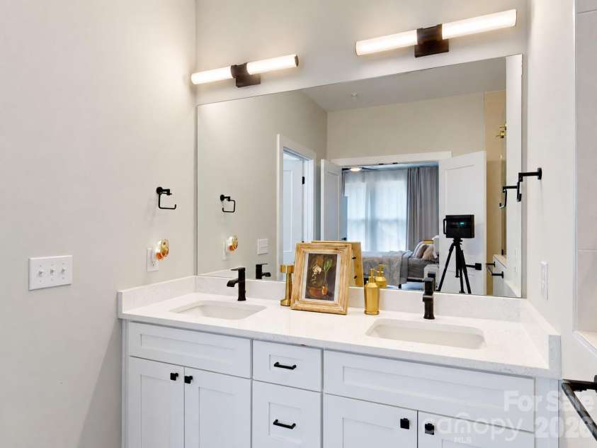 2022 Margaret Brown Street, Charlotte, NC 28202.  MLS# CAR4427340, YatesRealty ID 52450. 