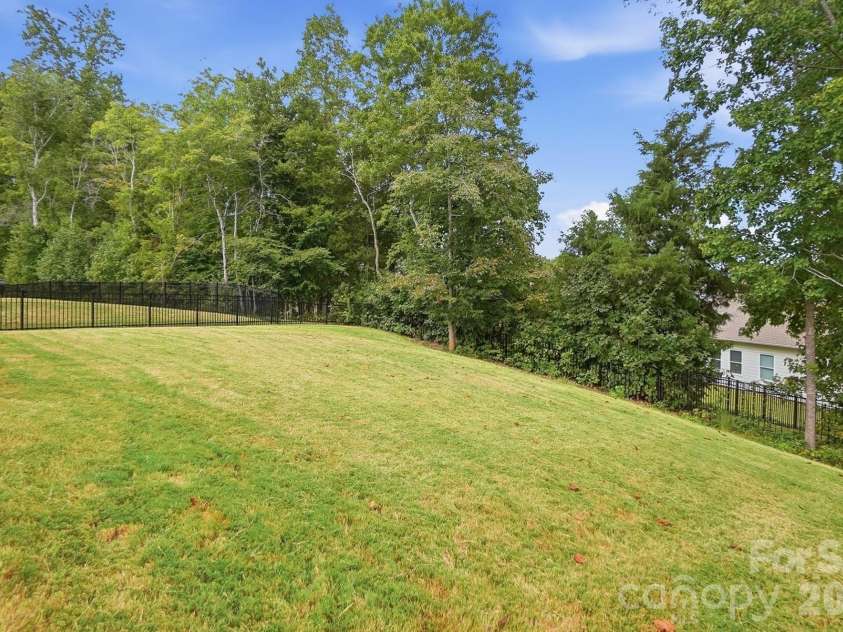 5112 Natural Path Lane, Waxhaw, NC 28173.  MLS# CAR4426658, YatesRealty ID 52452. Fenced back yard