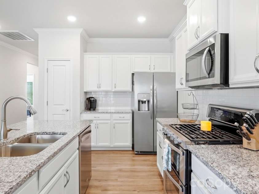 5112 Natural Path Lane, Waxhaw, NC 28173.  MLS# CAR4426658, YatesRealty ID 52452. Gas Range