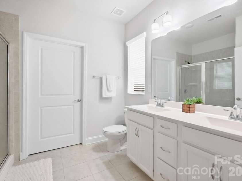 5112 Natural Path Lane, Waxhaw, NC 28173.  MLS# CAR4426658, YatesRealty ID 52452. Primary bath