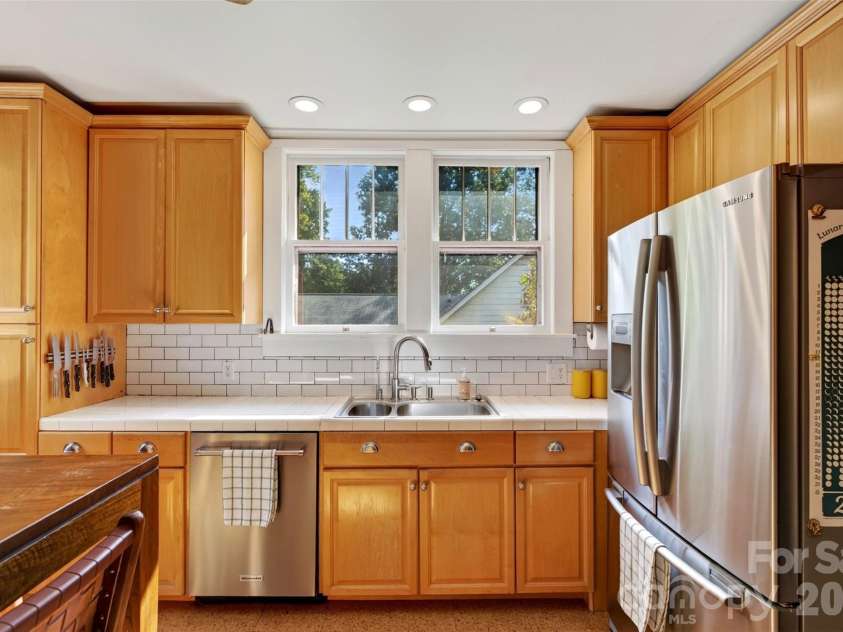 109 1st Street, Black Mountain, NC 28711.  MLS# CAR4426638, YatesRealty ID 52457. 