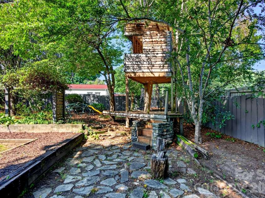 109 1st Street, Black Mountain, NC 28711.  MLS# CAR4426638, YatesRealty ID 52457. 