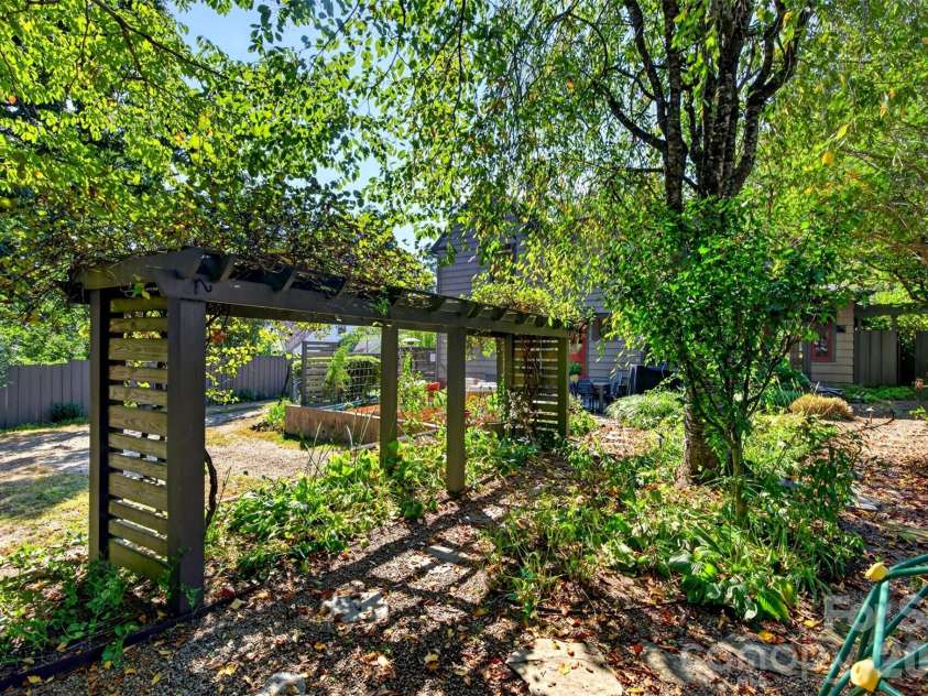 109 1st Street, Black Mountain, NC 28711.  MLS# CAR4426638, YatesRealty ID 52457. 